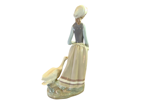 Llardo Figurine #4815